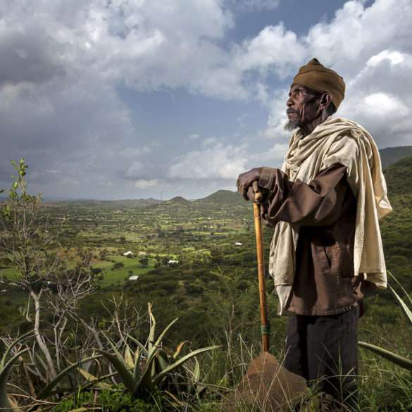 Brent Stirton : un paysan gardien du vivant en Ethiopie lutte contre la désertification.