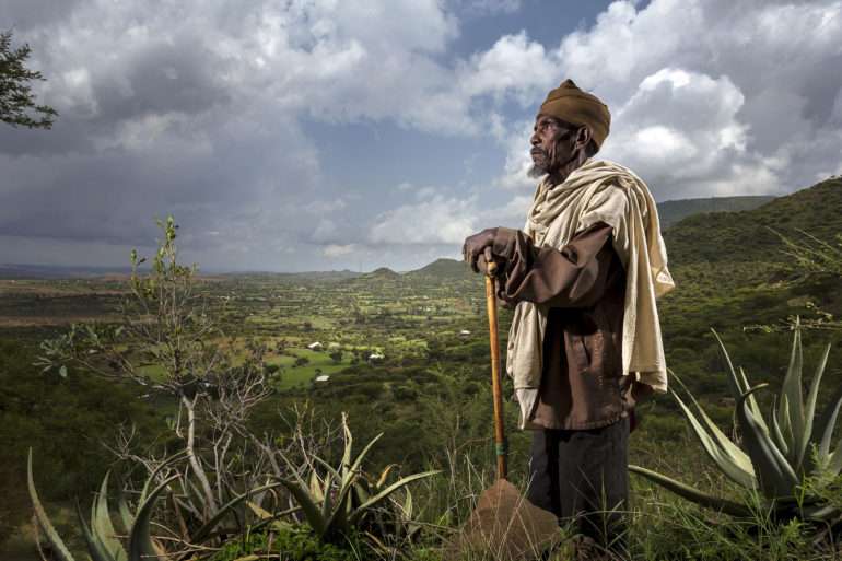 Brent Stirton : un paysan gardien du vivant en Ethiopie lutte contre la désertification.