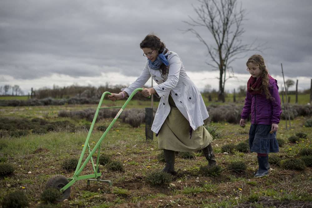 Accompanied by one of her two daughters Soline, Fanny Petit works on one of her two plots of land in Vançais, in the Deux-Sèvres department of France, where she grows more than fifty plant varieties. She moved there in 2011.