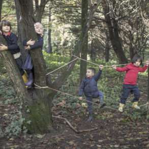 Expérience de nature avec des enfants en pleine forêt au Portugal. Une mission photo de Juan Manuel Castro Prieto
