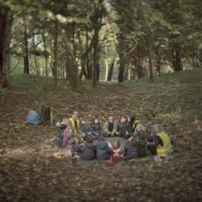 Expérience de nature avec des enfants en pleine forêt au Portugal. Une mission photo de Juan Manuel Castro Prieto