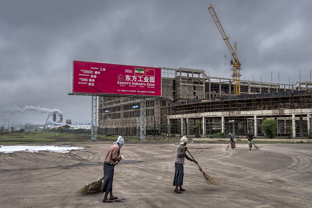 Autour d’Addis Abeba, des dizainesde chantiers de constructionsjalonnent ainsi le paysage, biensouvent surplombé de panneauxgéants célébrant le partenariat sino-éthiopien. Un développementexcessivement rapide qui engendreinévitablement une dégradation del’environnement.