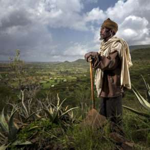 Brent Stirton : un paysan gardien du vivant en Ethiopie lutte contre la désertification.