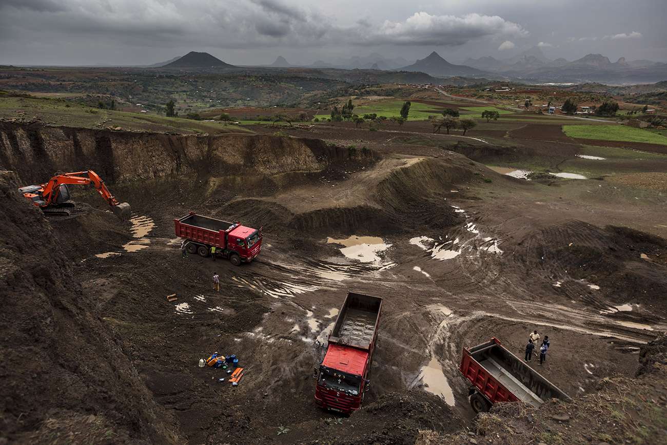 Ces camions rouges, d’originechinoise, sillonnent les routes dupays à vive allure et sont desemblèmes de la présence chinoise enEthiopie. Ici, ils acheminent de laterre nécessaire aux chantiers deconstruction près d’Aksoum, dans lenord du pays.