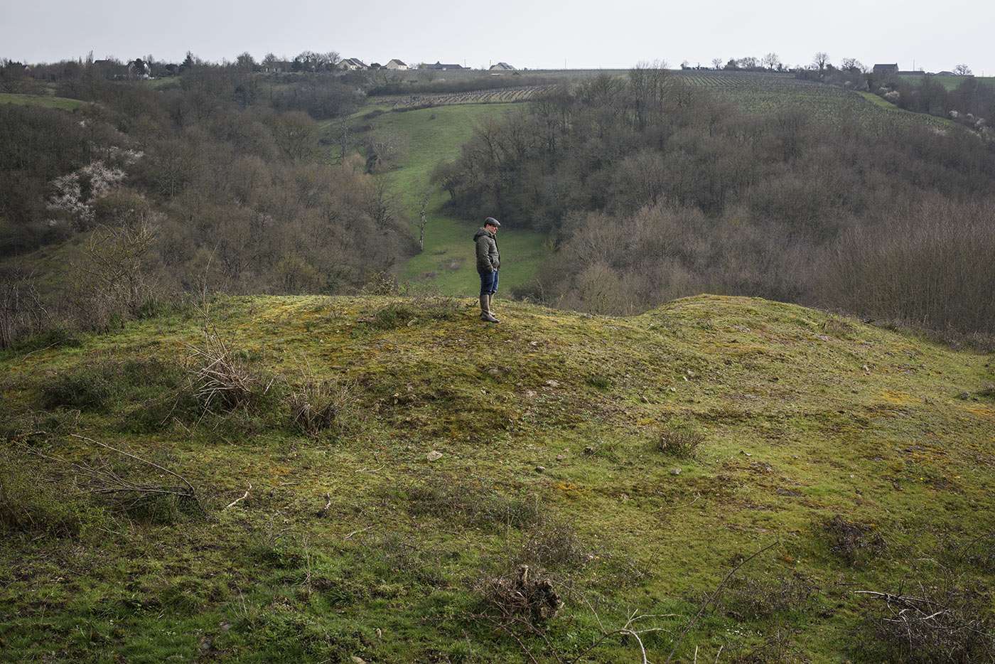 Meet Baptiste Boré, a young organic farmer in La Pommeraye, in the Maine-et-Loire region. His goal? To replant all the hedgerows his grandfather tore up during France’s land redistribution movement. He reached an agreement with the neighbouring town to bring his cows to graze on fields that don’t belong to him.