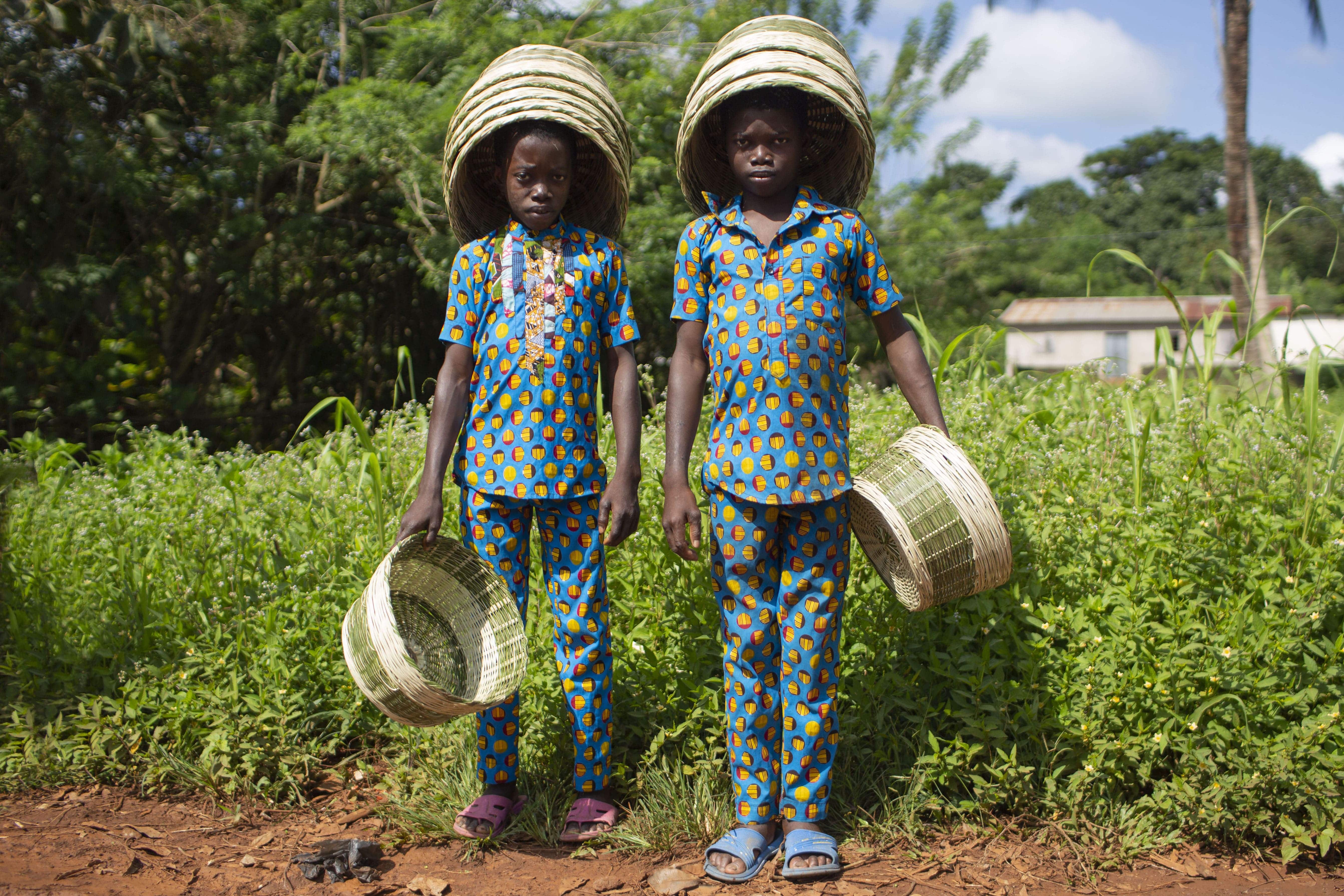 West Africa’s population is set to rise from 300 to 800 million by 2050. This high demographic growth has led to soil degradation on cultivated land, as fallowing is abandoned in favour of chemical fertilisers with a view to boosting yields. These two brothers are heading to Agou market.