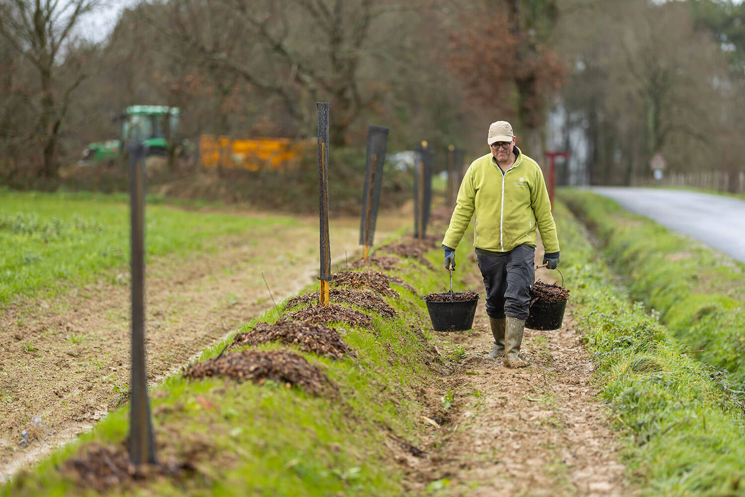 Plantation d’arbres pour la reforestation menée par la Fondation Yves Rocher dans une démarche de développement durable