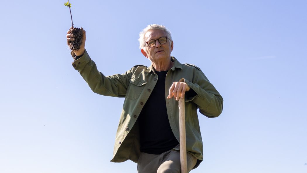Portrait de Jacques Rocher évoquant la reforestation avec PlantForLife