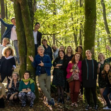 Femme lauréate du programme Terre de Femmes plantant un arbre – Fondation Yves Rocher appel à projet