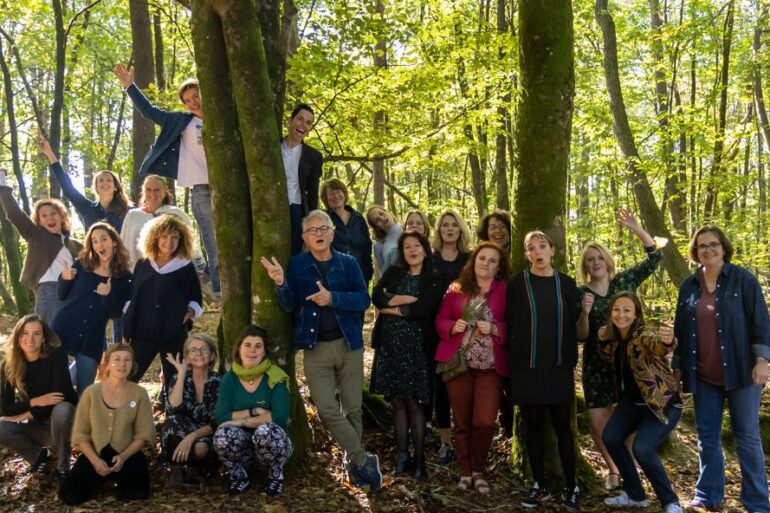 Femme lauréate du programme Terre de Femmes plantant un arbre – Fondation Yves Rocher appel à projet