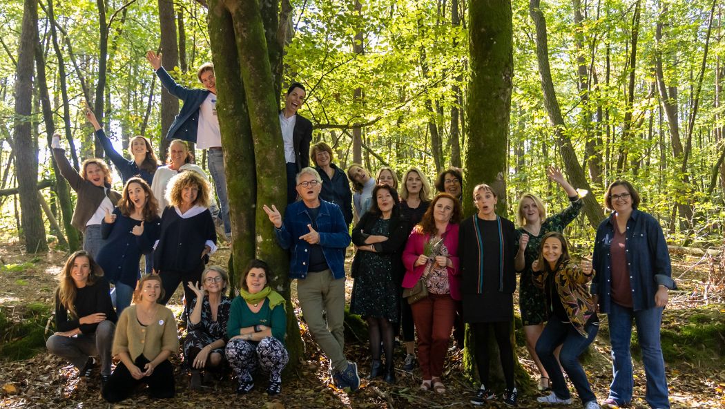 Femme lauréate du programme Terre de Femmes plantant un arbre – Fondation Yves Rocher appel à projet