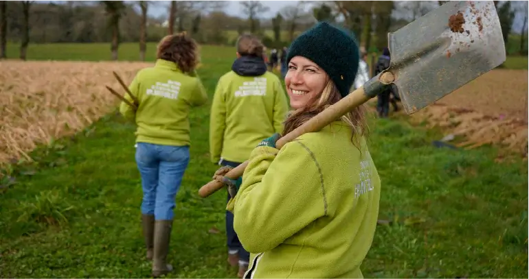 Femme planteuse La Gacilly fyr header 3.png (2)