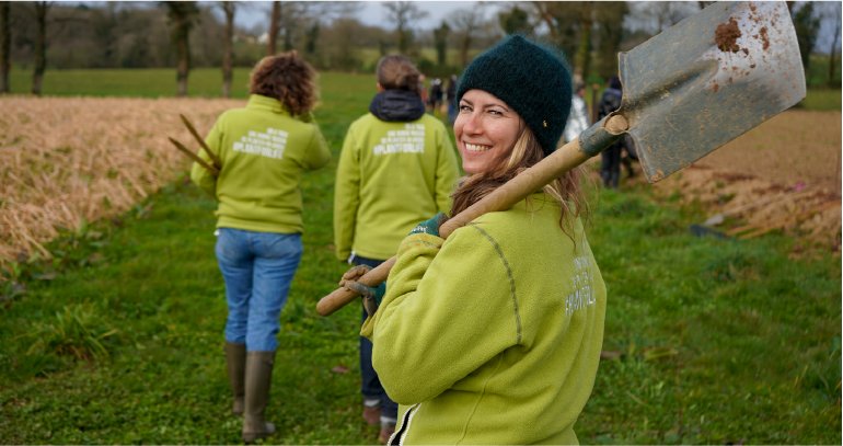 Femme planteuse La Gacilly fyr header 3 opt
