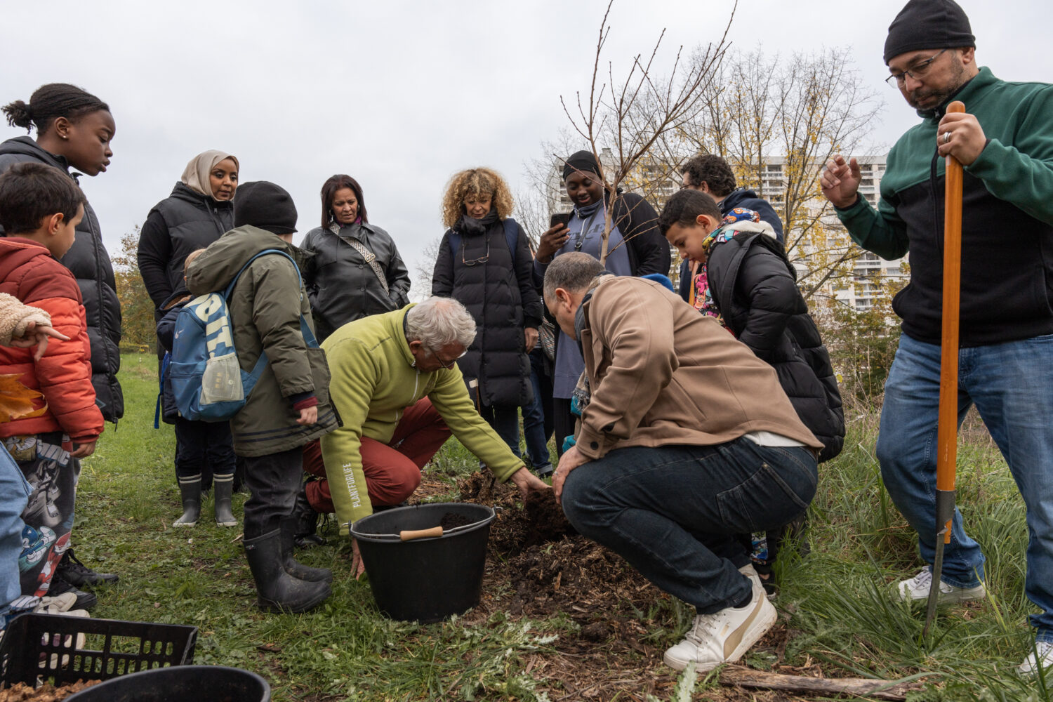 Groupe de personnes plantant des arbres fruitiers