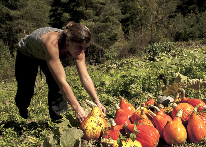 Marie Bonneville, winner of the International Terre de Femmes Award 2021 from the Yves Rocher Foundation, lists, preserves and disseminates knowledge about seeds and local seeds to save a whole section of the plant and cultural heritage of the Andes.