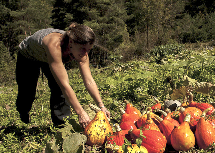 Marie Bonneville lauréate de l’international Award terre de Femmes 2021 de la Fondation Yves Rocher agit pour préserver et défendre le patrimoine génétique végétal des produits locaux en Alpes-Maritimes.