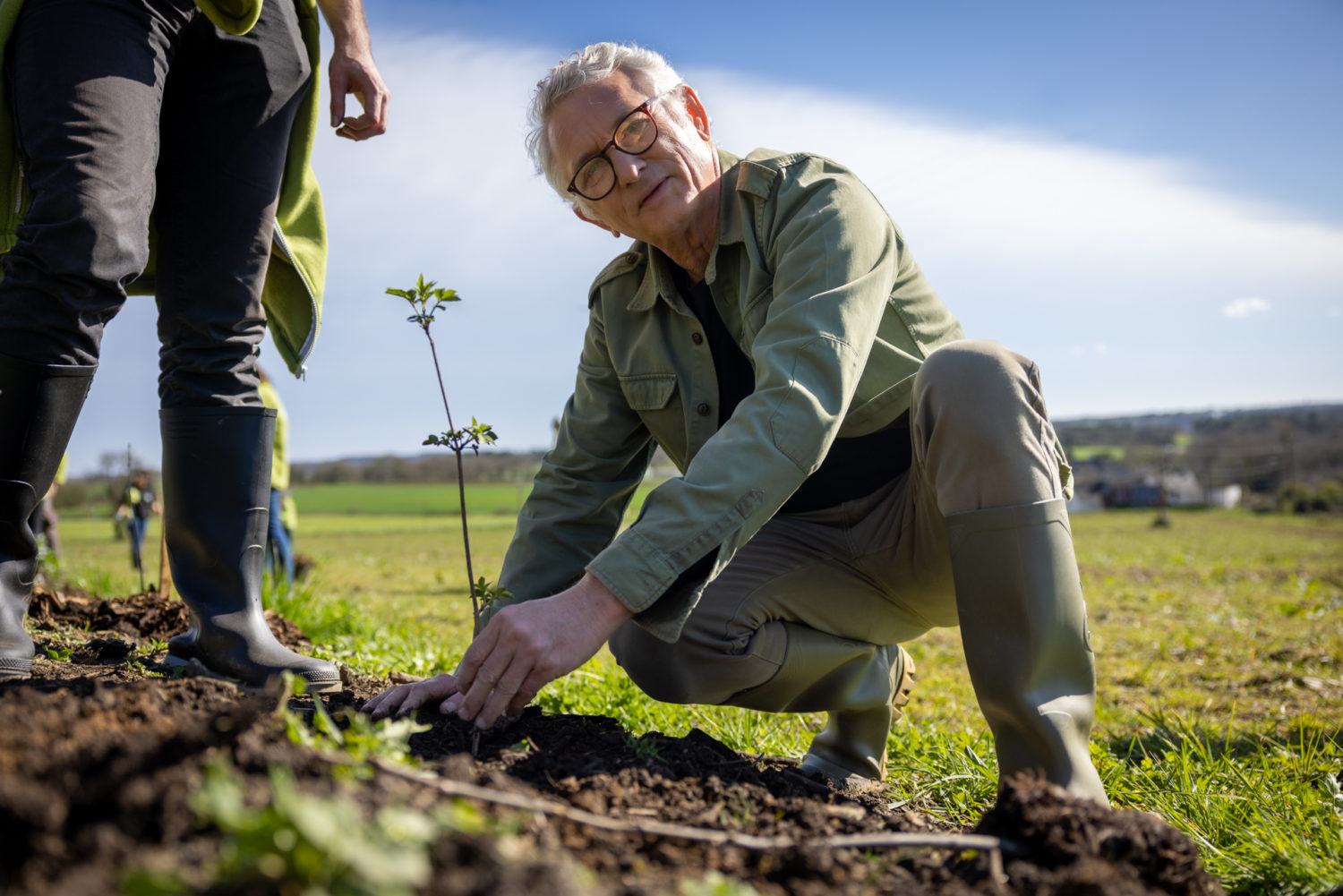 Jacques-Rocher-à-La-Gacilly-plante-des-arbres-le17-mars