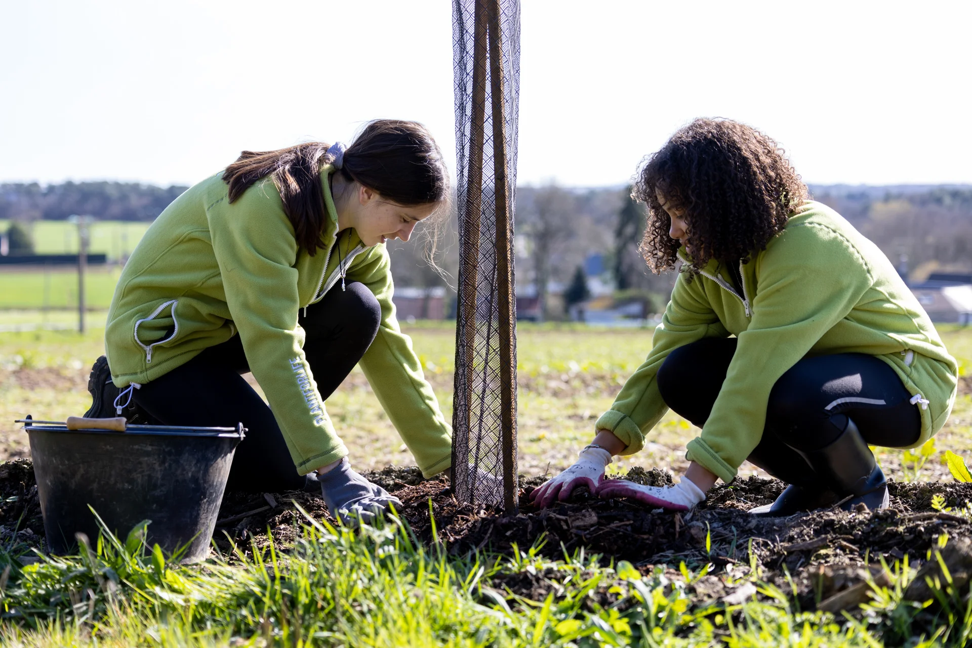 jeunes femmes planteuses de haies à La Gacilly