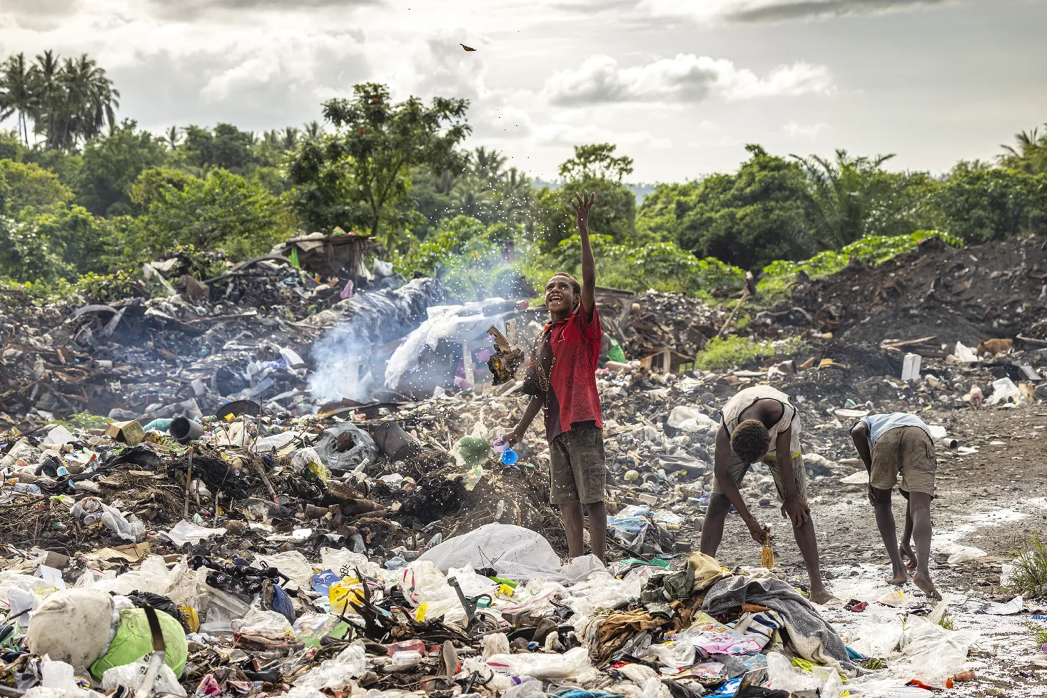 Déchèterie à ciel ouvert - Ulla Lohmann pour la Fondation Yves Rocher - Mission photographique Au nom de la biodiversité en Papouasie Nouvelle Guinée