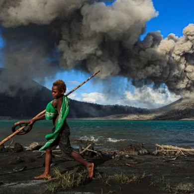 Enfant du peuple des volcans - Nouvelle Bretagne - retour de mission de Ulla Lohmann pour la Fondation Yves Rocher
