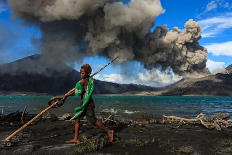 Enfant du peuple des volcans - Nouvelle Bretagne - retour de mission de Ulla Lohmann pour la Fondation Yves Rocher