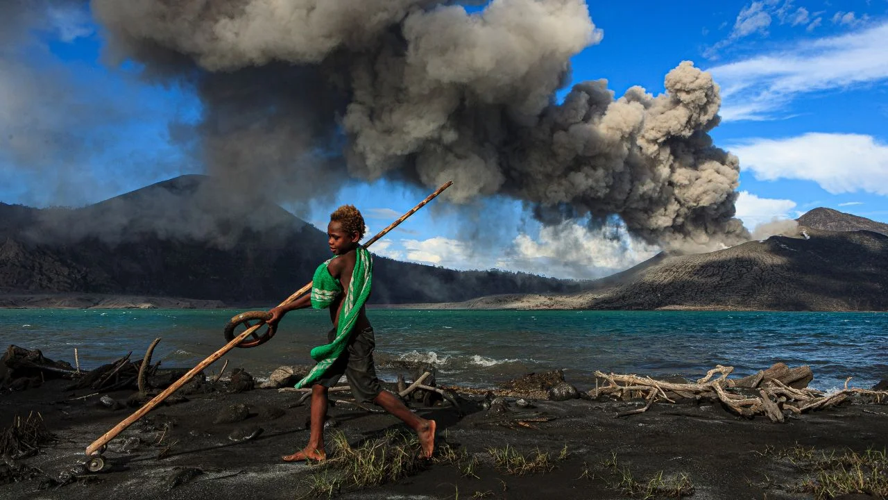 Enfant du peuple des volcans - Nouvelle Bretagne - retour de mission de Ulla Lohmann pour la Fondation Yves Rocher